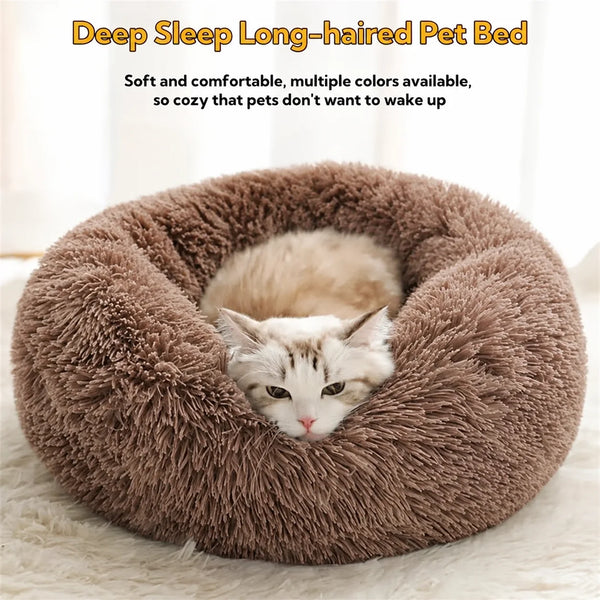 Un lit pour animal de compagnie brun et moelleux avec un chat qui dort à l'intérieur.