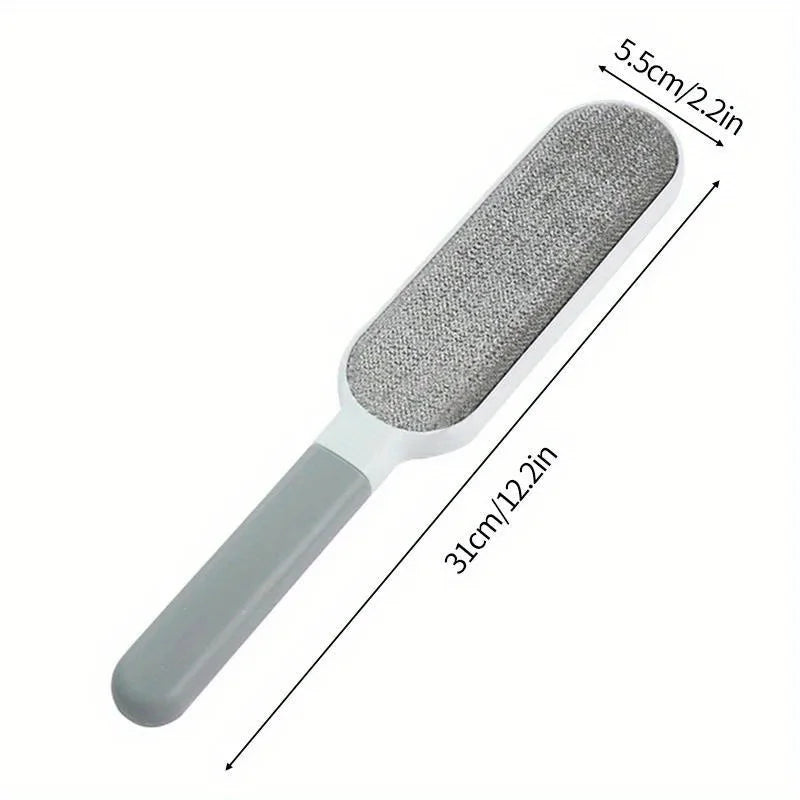 Brosse à poils pour animaux double face grise avec tête texturée et manche lisse.