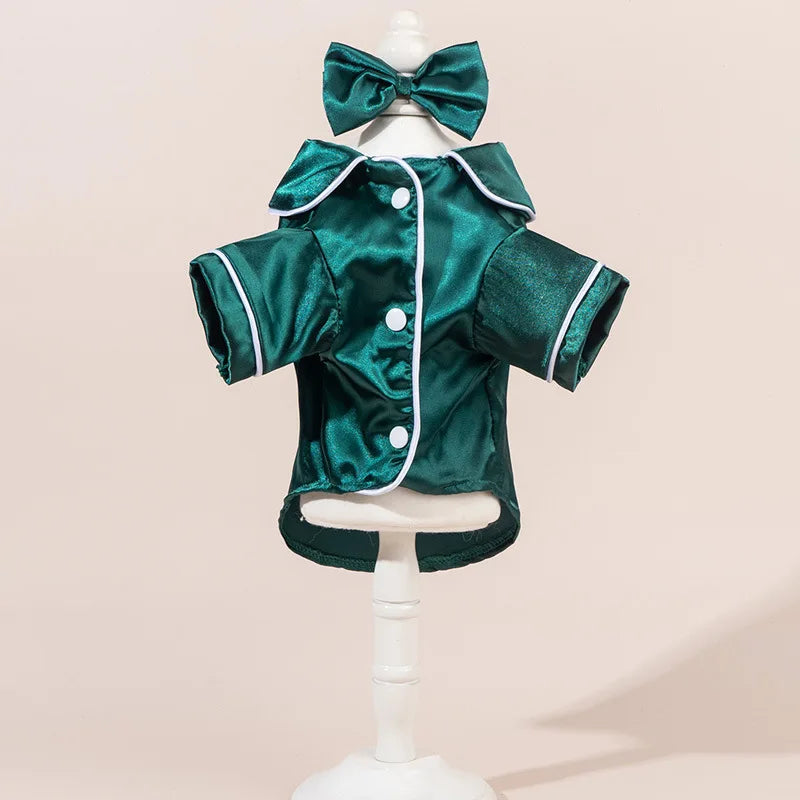 Türkise Satin-Hundpyjama-Set mit passender Schleife, präsentiert auf weißem Mannequin.