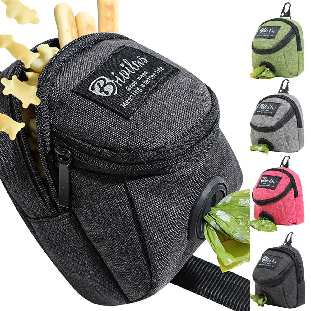 Sachet portable noir pour friandises avec distributeur de sacs pour les excréments, montrée avec plusieurs sachets verts et g