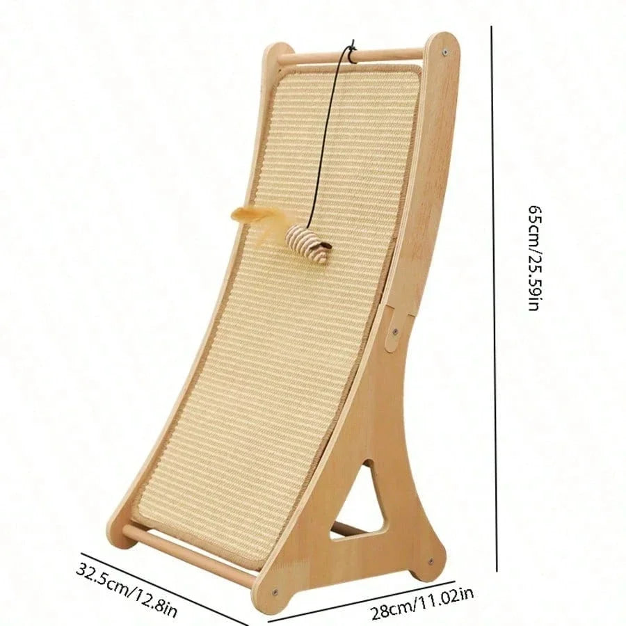 Un rascador vertical de sisal natural de madera clara para gatos de interior.