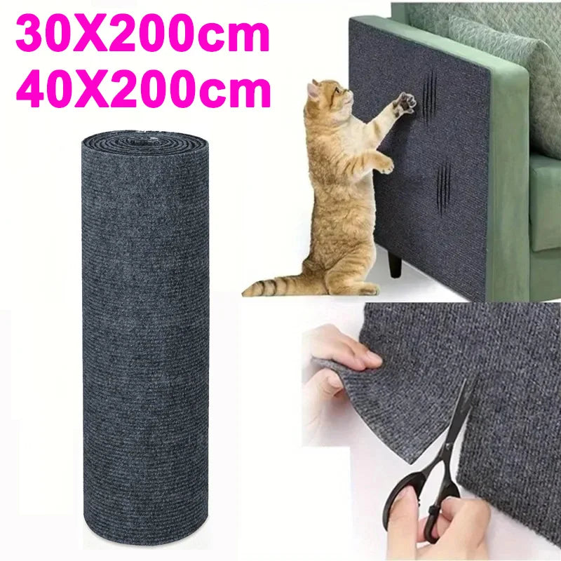 Rouleau de tapis protecteur auto-adhésif pour griffes de chat, avec un chat tigré jouant sur un canapé vert.