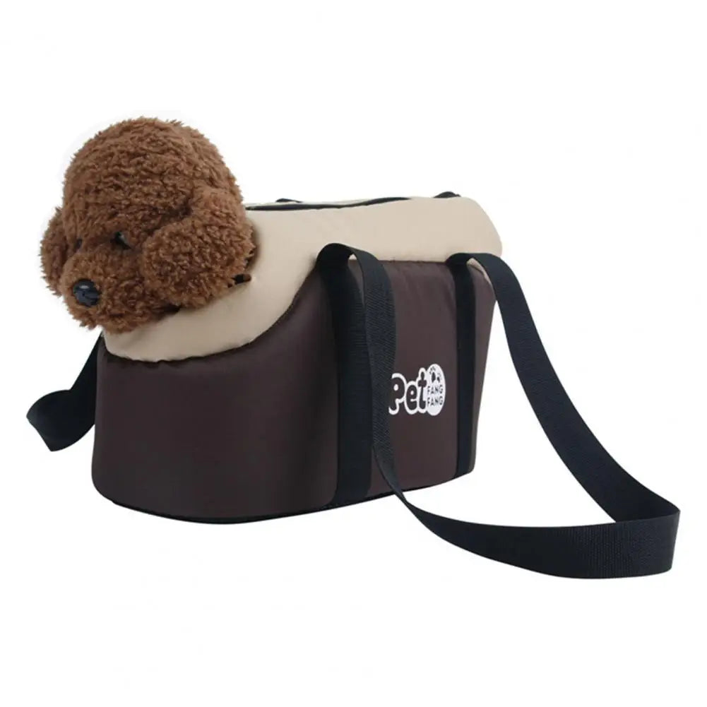 Un jouet en peluche de chien brun est placé dans un transporteur souple marron foncé avec un rembourrage intérieur beige clai