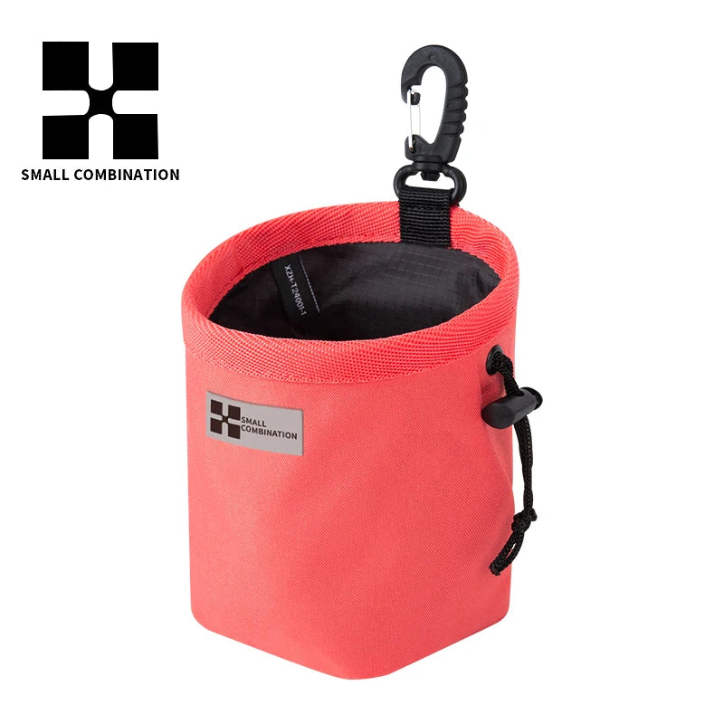 Bolsa portátil de premios para entrenamiento de perros color rosa coral brillante con cierre de cordón negro.