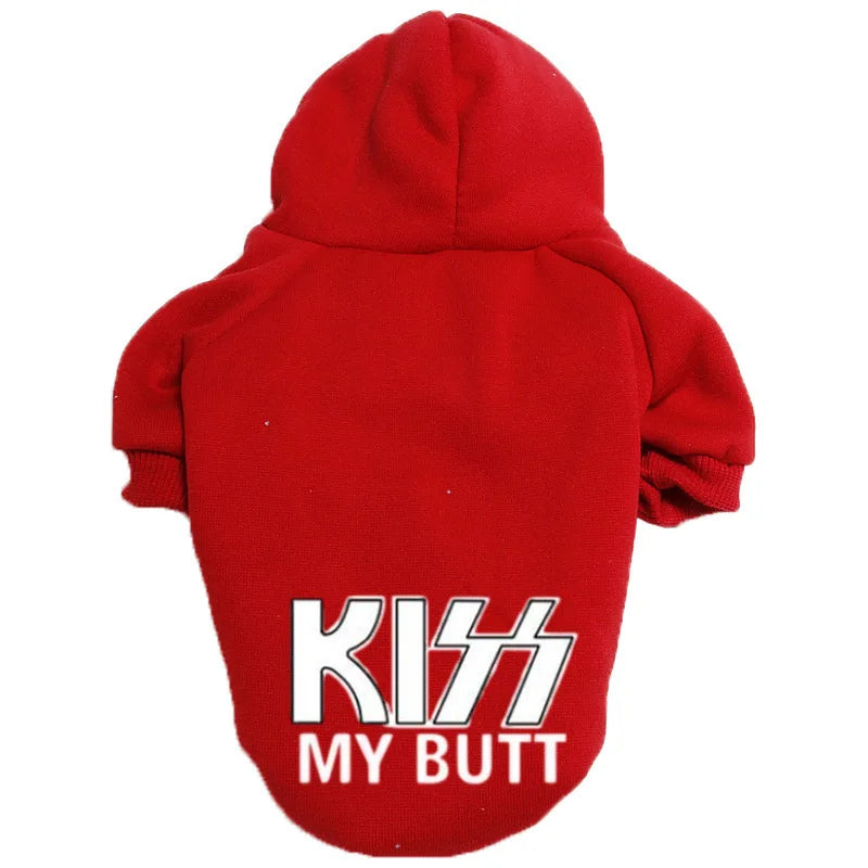 Un pull pour chien en velours rouge et confortable avec capuche, avec l'inscription 'KISS MY BUTT' en blanc à l'avant.