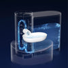 Transparenter, automatischer Pet-Wasserspender mit weißer Schale und blau leuchtendem Schlauch auf dunkler Oberfläche.