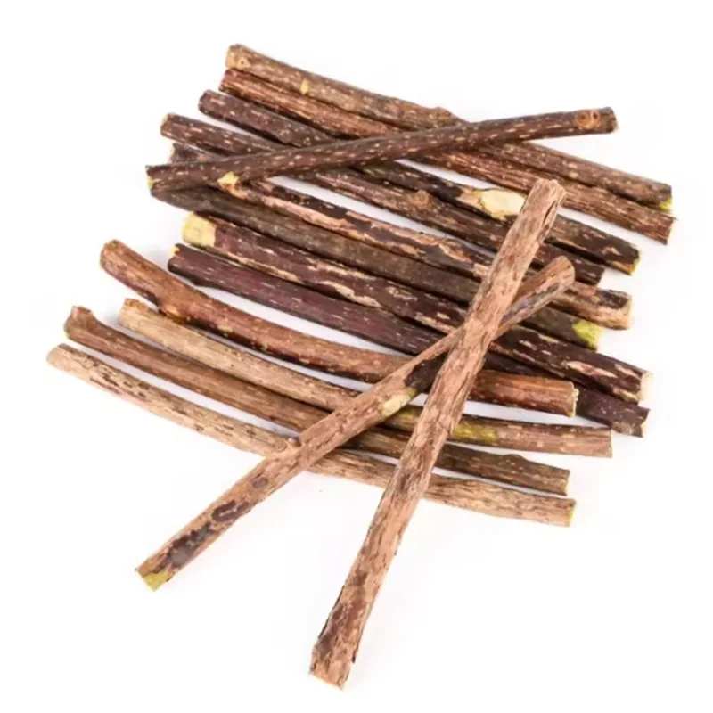 Bündel aus natürlichen hölzernen Nagesticks für Katzen, verschiedene Längen und braune Holzfarben.