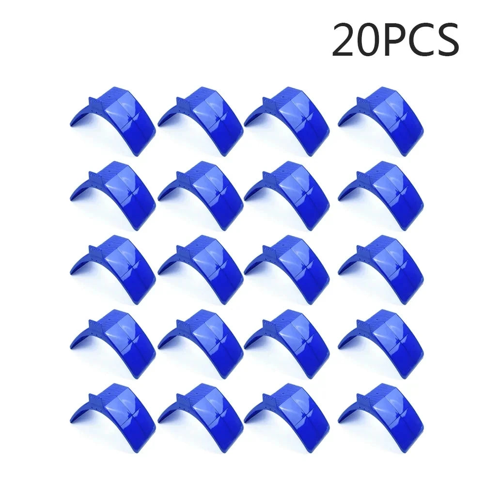 Un juego de 20 soportes de percha para palomas y palomas.