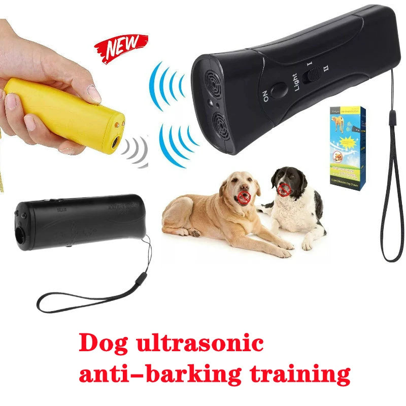 Schwarzes Ultraschall-Haustier-Abwehrmittel mit gelbem Teil und Taschenlampe, im Hintergrund Hunde.