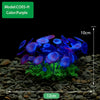 Plantes aquatiques artificielles violettes avec des fleurs bleues poussant dans un substrat de gravier sombre.