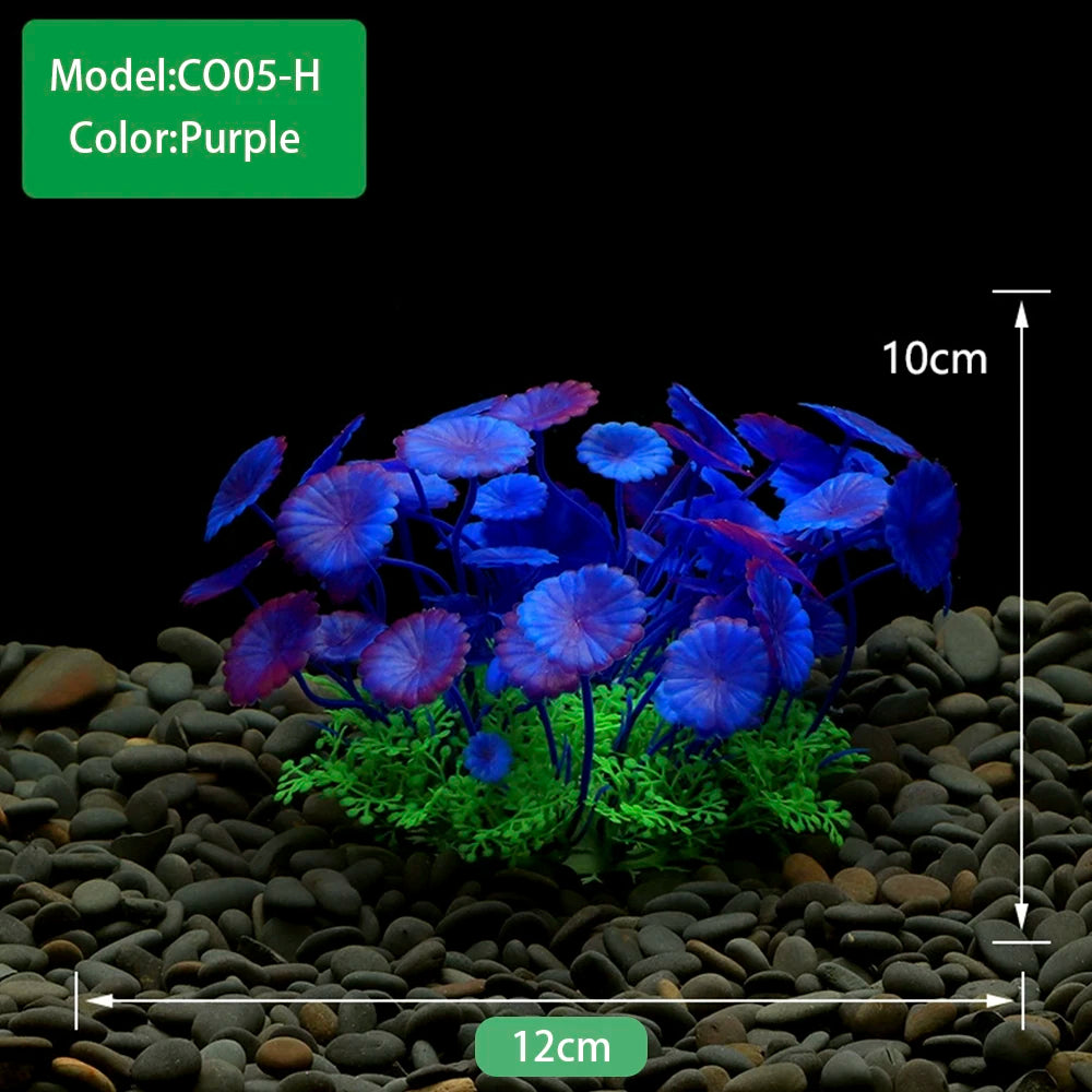Plantes aquatiques artificielles violettes avec des fleurs bleues poussant dans un substrat de gravier sombre.