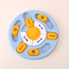 Jouet distributeur à puzzle bleu clair pour chiens et chats avec des pièces en silicone jaune et blanc.