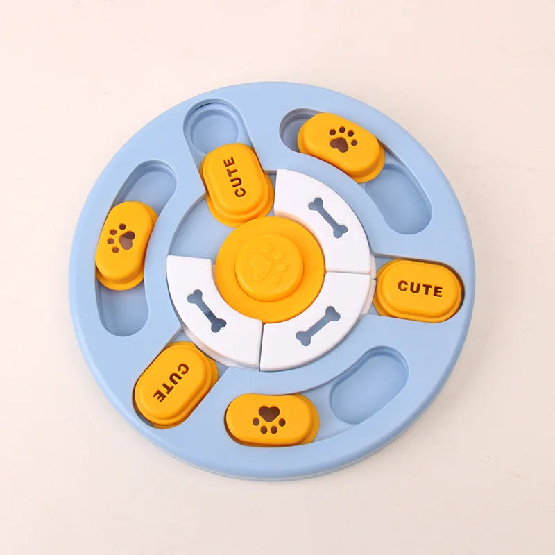 Jouet distributeur à puzzle bleu clair pour chiens et chats avec des pièces en silicone jaune et blanc.