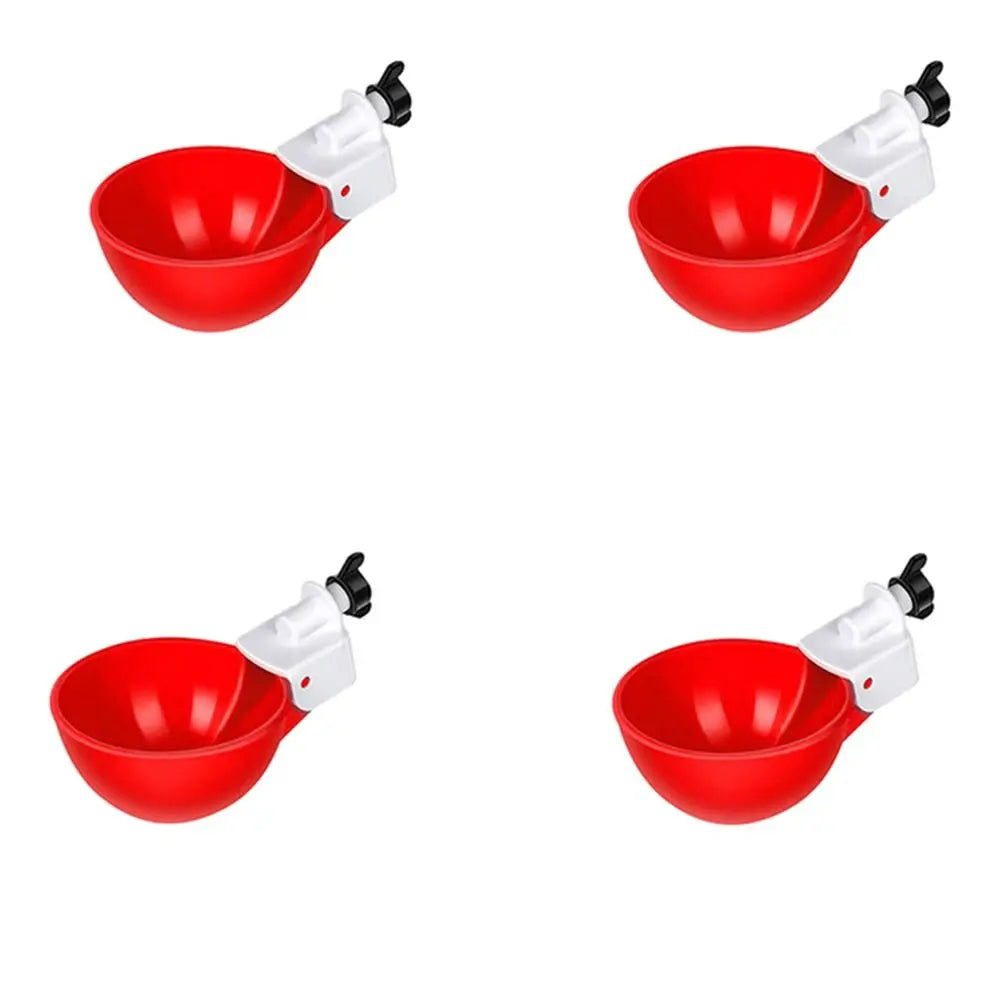 Cuatro vasos de plástico rojos con boquillas blancas para bebederos automáticos de pollo