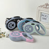 Colección de correas retráctiles de nylon rosa, azul y gris para perros y gatos pequeños y medianos exhibidas sobre una super