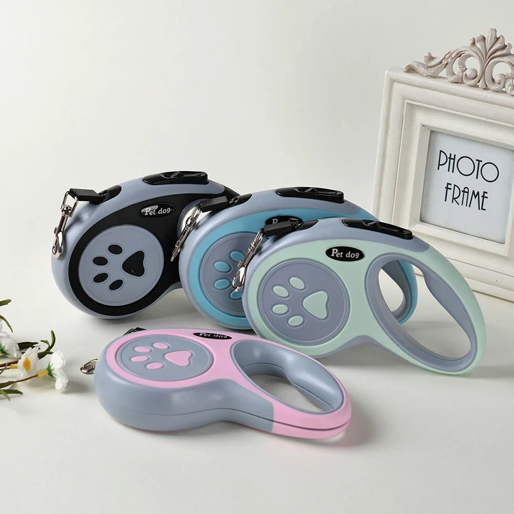 Colección de correas retráctiles de nylon rosa, azul y gris para perros y gatos pequeños y medianos exhibidas sobre una super