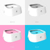Bol de nourriture flottant pour animaux dans les couleurs blanc, gris, rose et bleu.