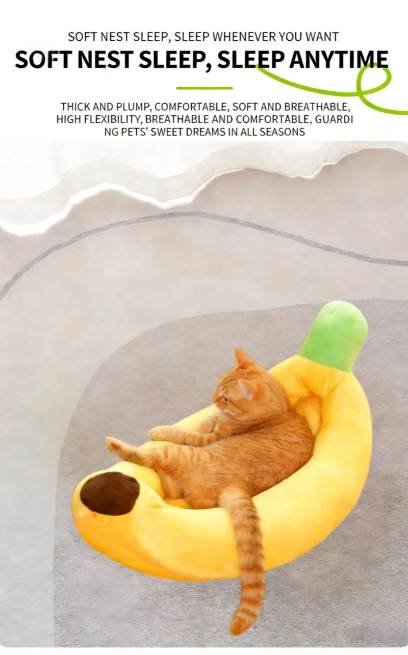 Un chat orange et duvete relaxe dans un lit de peluche jaune en forme de banane.