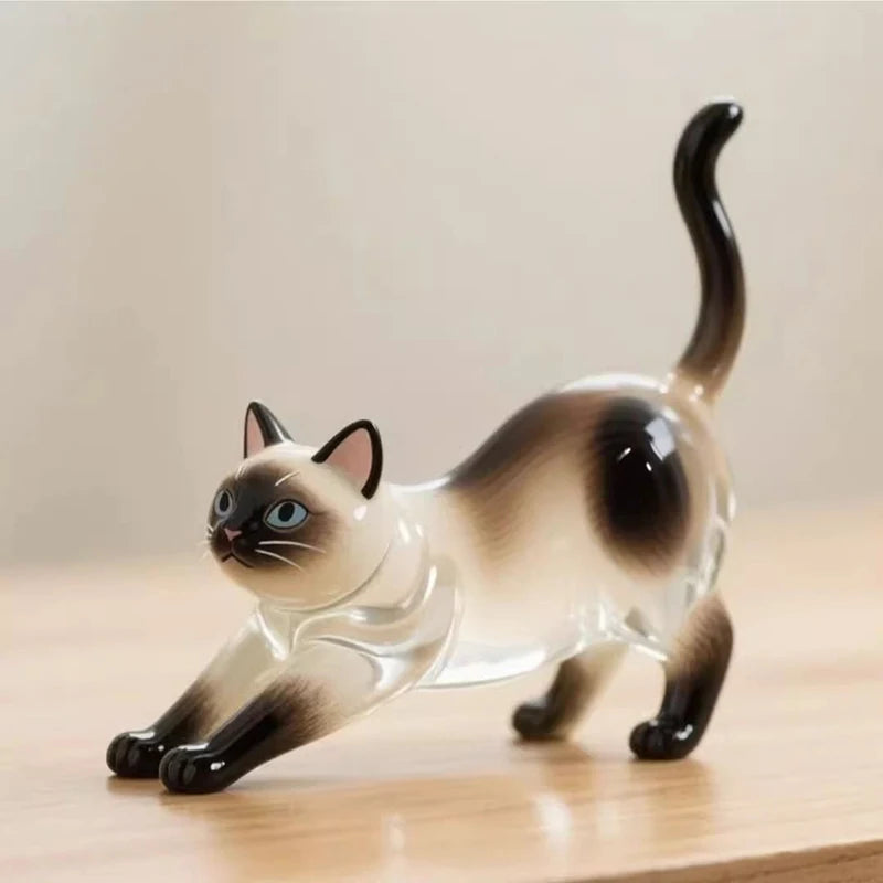 Glasfigur einer sitzenden Katze mit braunen und weißen Abzeichen