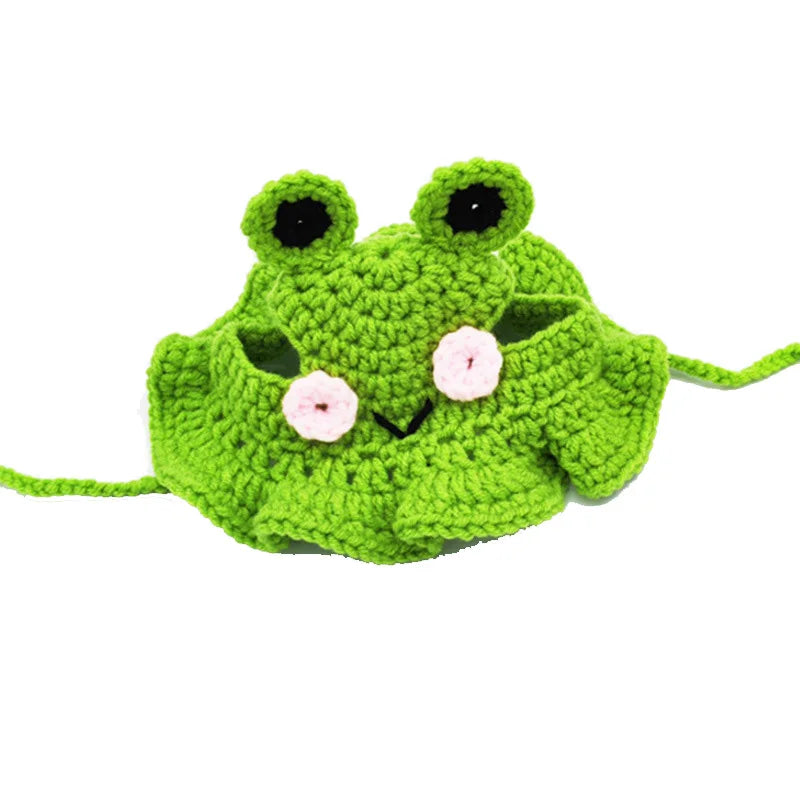 Chapeau de chat tricoté vert fait main avec grands yeux et accents roses.