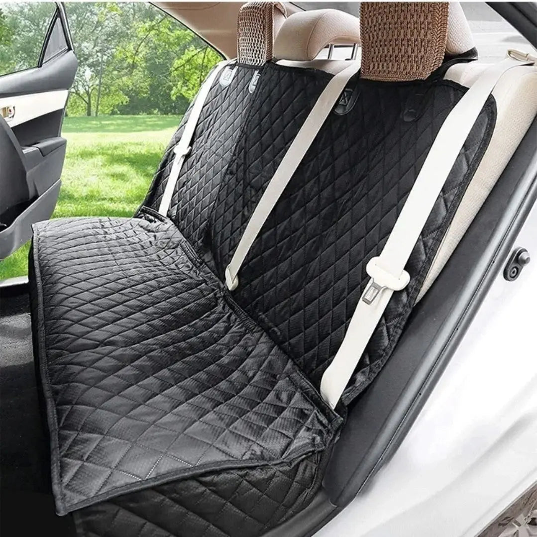 Housse de siège pour voiture imperméable noire avec accoudoir installé dans un véhicule blanc.