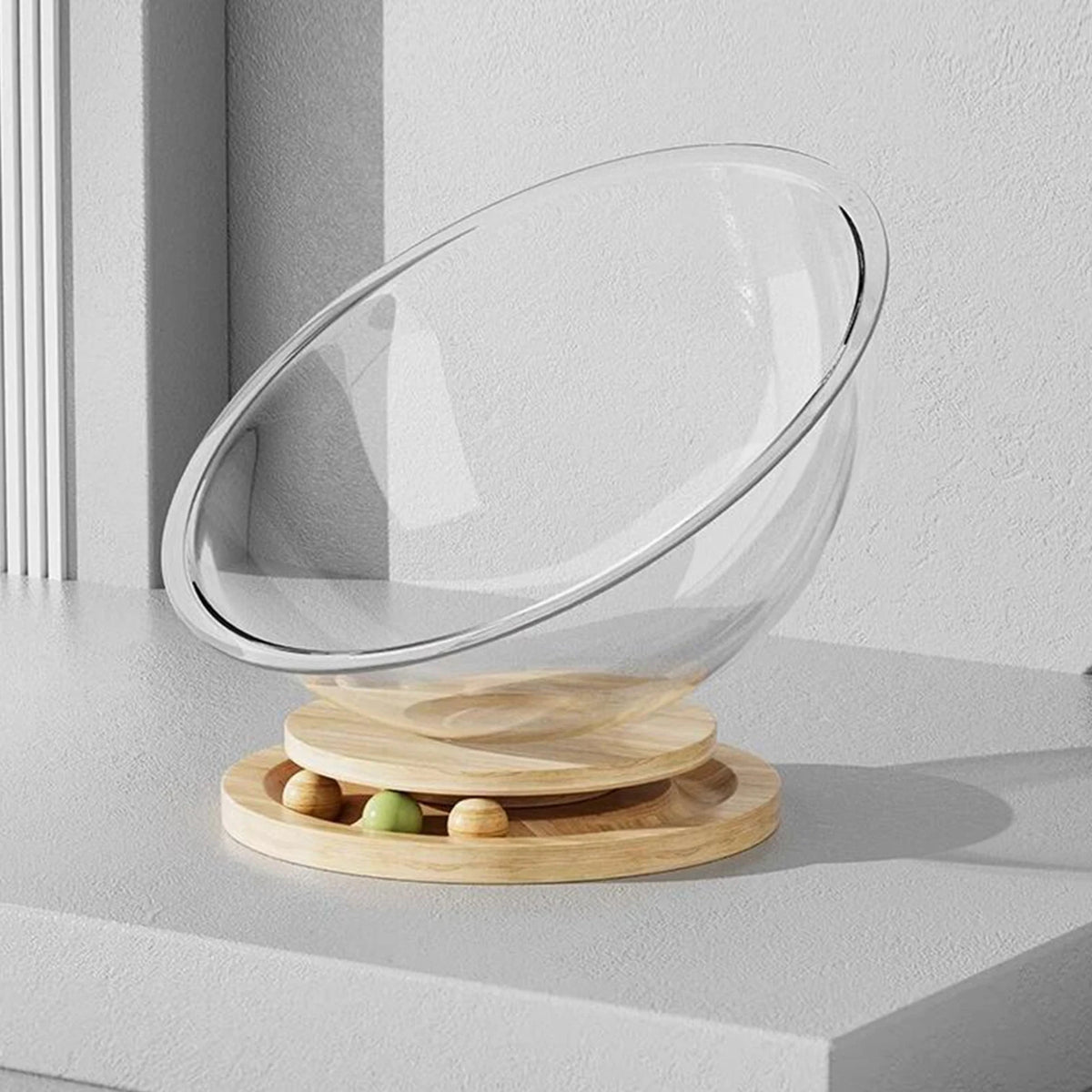 Klare Glas-Kapsel-Hängematte auf einer runden Holzunterlage mit kleinen Holzperlen.