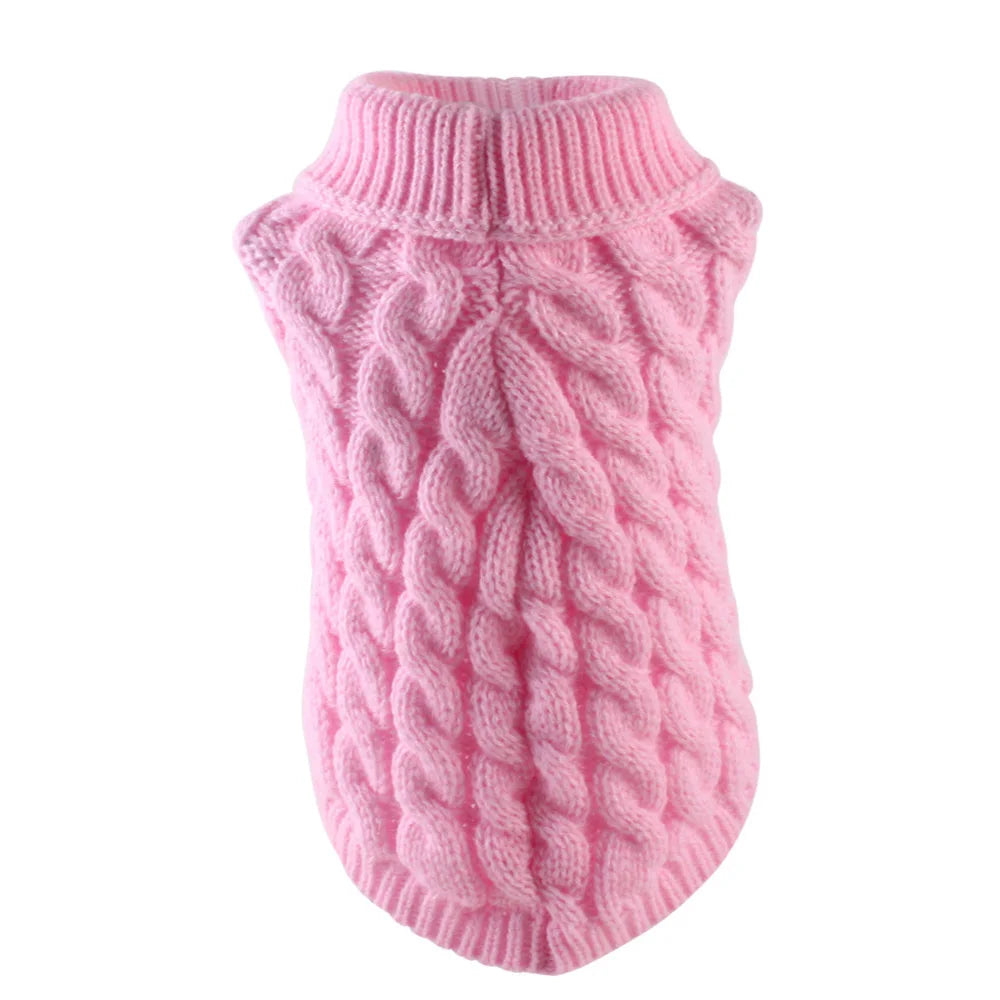Pull gris rose tricoté pour chiot avec un motif torsadé.