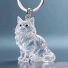Figurine en acrylique transparent d'un chat duveteux avec un anneau de clé en argent.