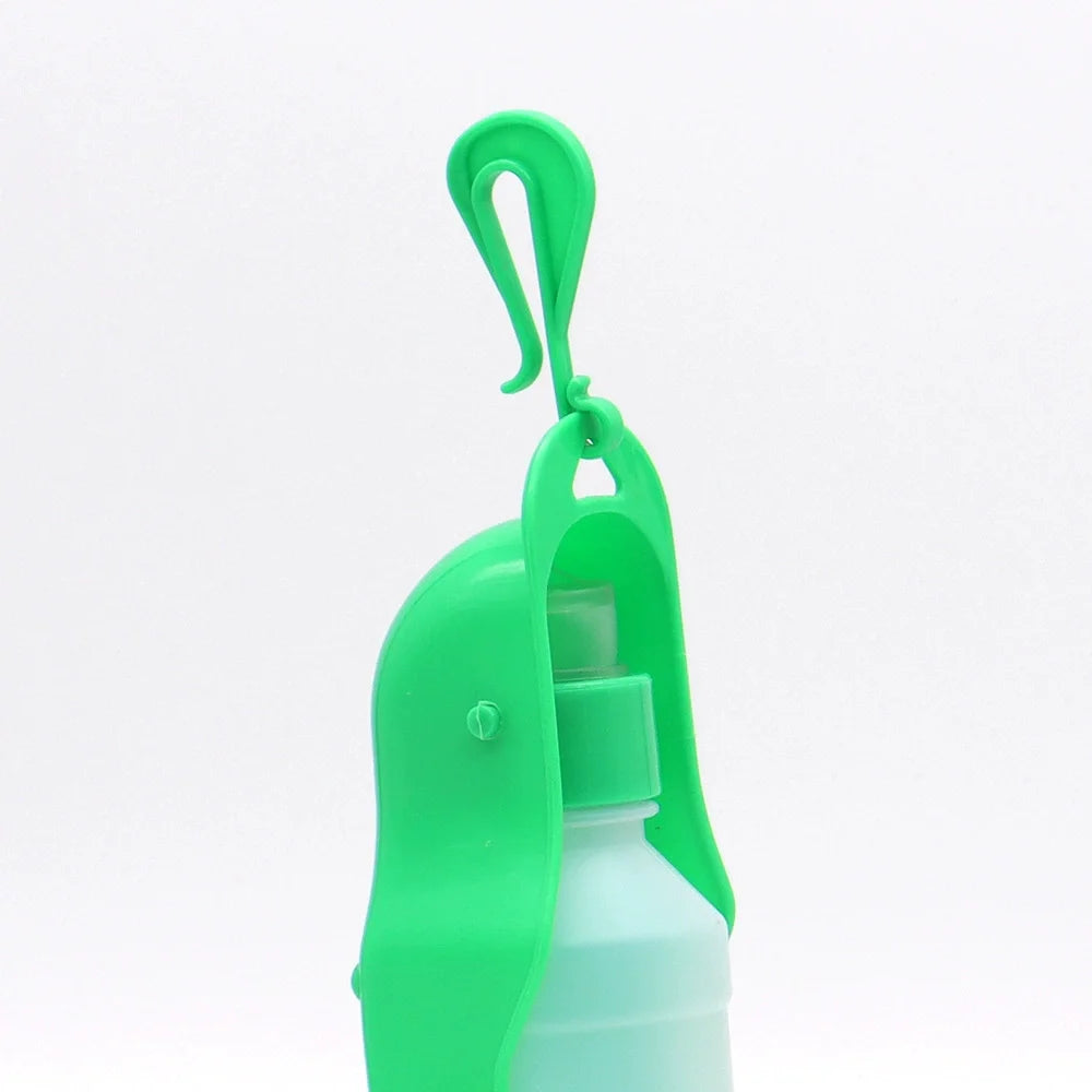 Helles grünes faltbares Haustier-Wasserflasche mit klappbarem Auslaufdeckel.