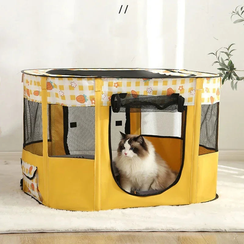 Un corral para mascotas plegable amarillo con puerta de malla negra y detalles de tela, sobre una alfombra blanca.