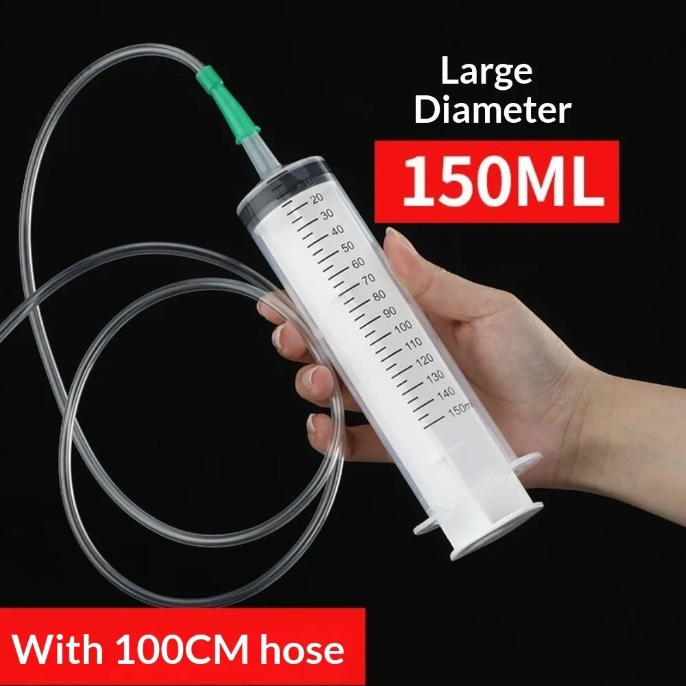Eine Hand hält eine große 150ml Kunststoffspritze mit einer 100cm-Sonde zur Ölextraktion.