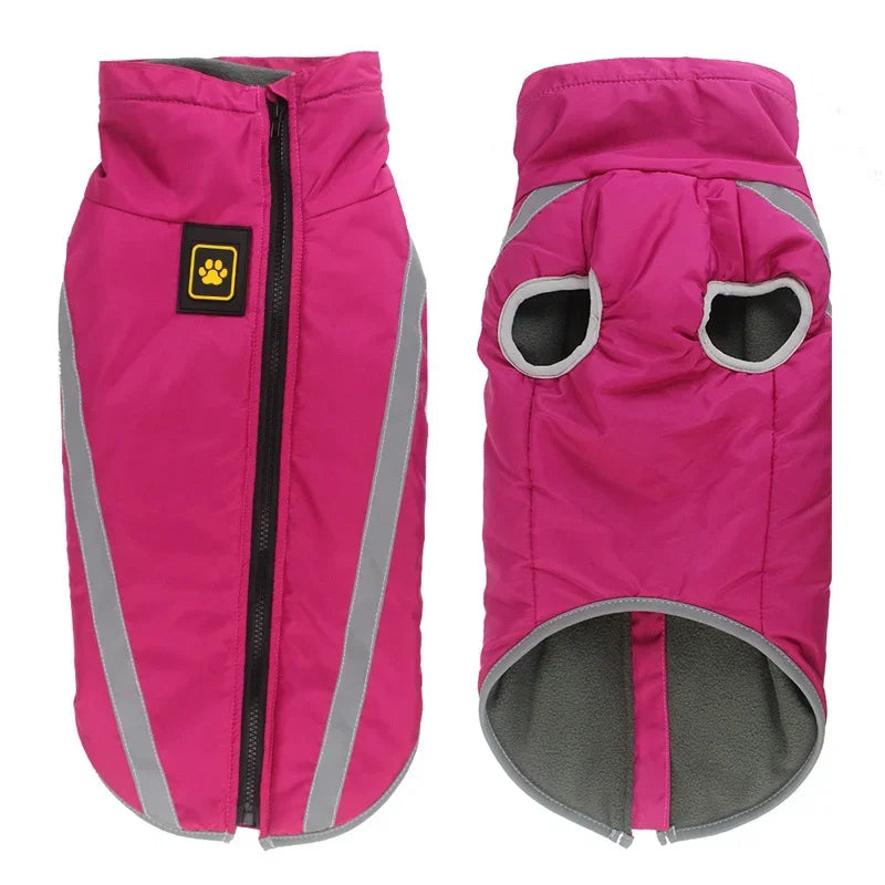 Un manteau de chien imperméable rose vif et rembourré avec des bordures réfléchissantes grises, vue de face.