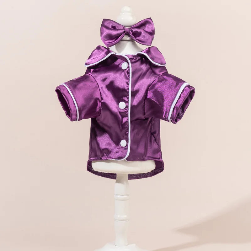 Lila Satin-Hundpyjama-Set mit passender Schleife auf weißem Mannequin.