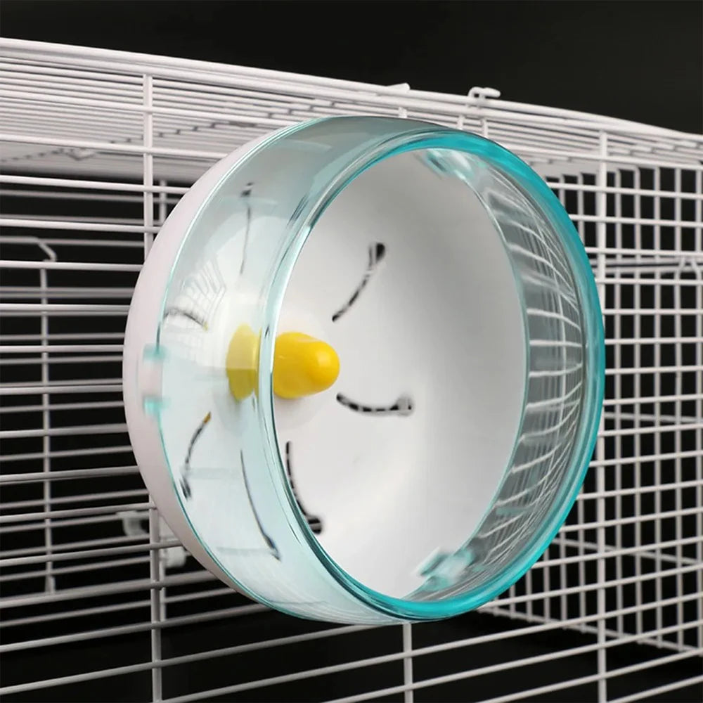 Un disque de course pour hamster en acrylique transparent avec de petits marqueurs noirs et jaunes, exposé dans une cage de f