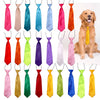Colección de lazos ajustables para mascotas en varios colores y telas para perros y gatos.
