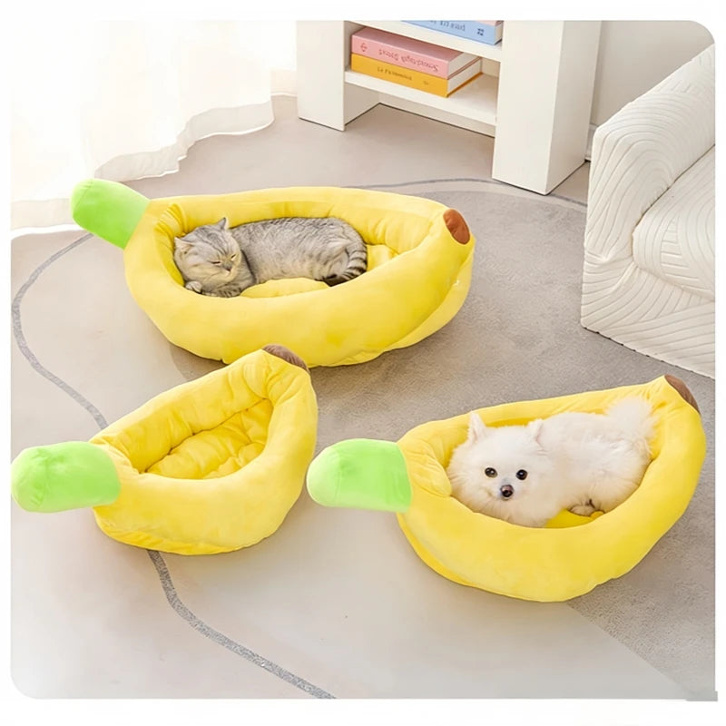 Lit de compagnie en forme de banane jaune pour chats et chiens avec des accents verts