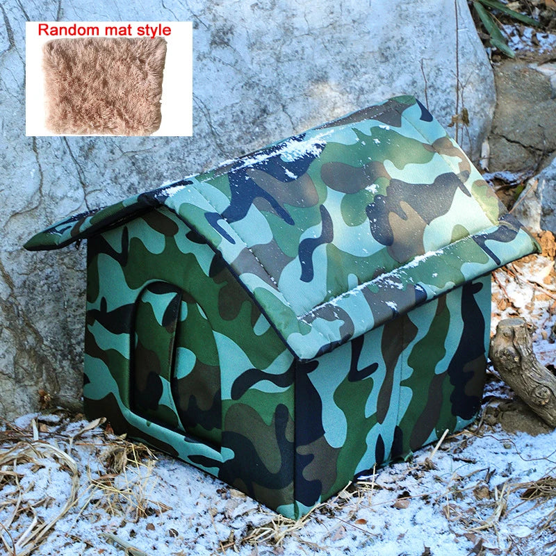 Abri pour chat imperméable à motif camouflage sur terrain rocheux et enneigé.