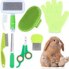 Haustier-Pflege-Set mit grünen Nagelschere, Bürste und einem flauschigen braunen Kaninchen.