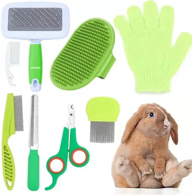 Haustier-Pflege-Set mit grünen Nagelschere, Bürste und einem flauschigen braunen Kaninchen.