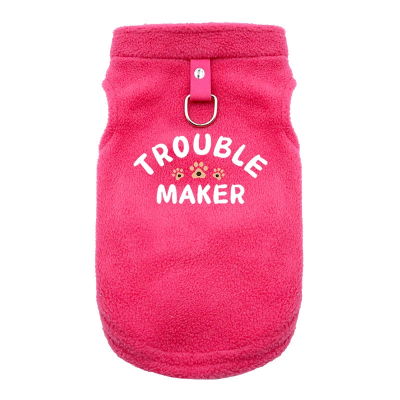 Veste pour chien rose vif et duveteuse avec fermeture à anneau argenté.