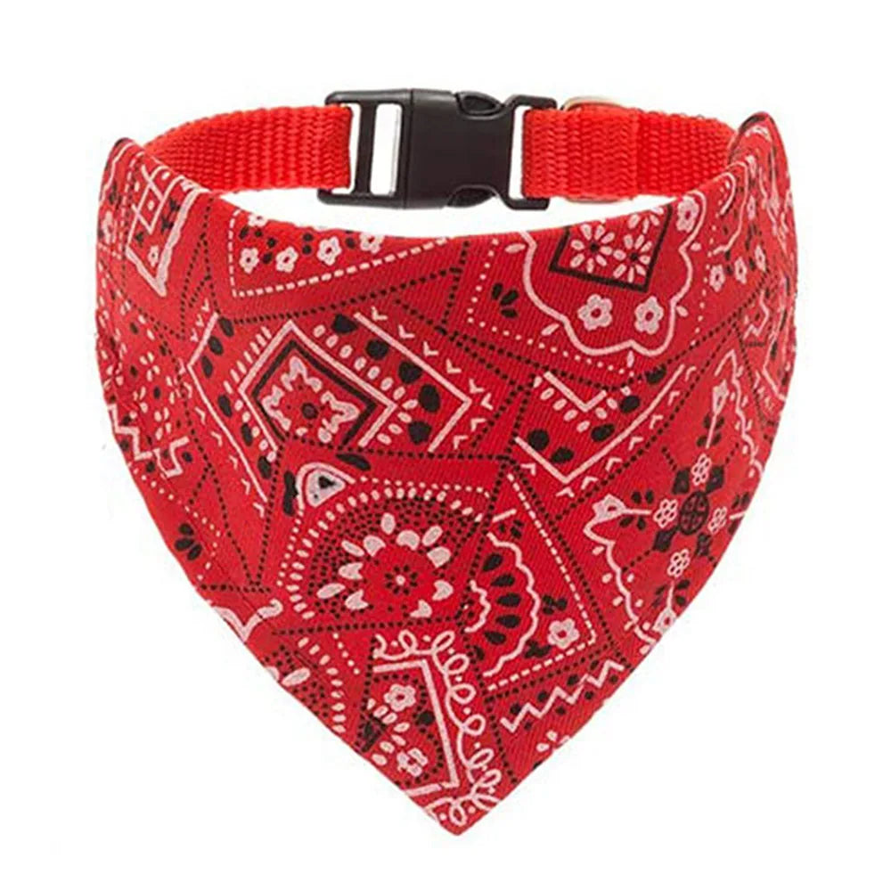 Bandana roja con estampado paisley blanco sujetada a una banda de cuello negro ajustable