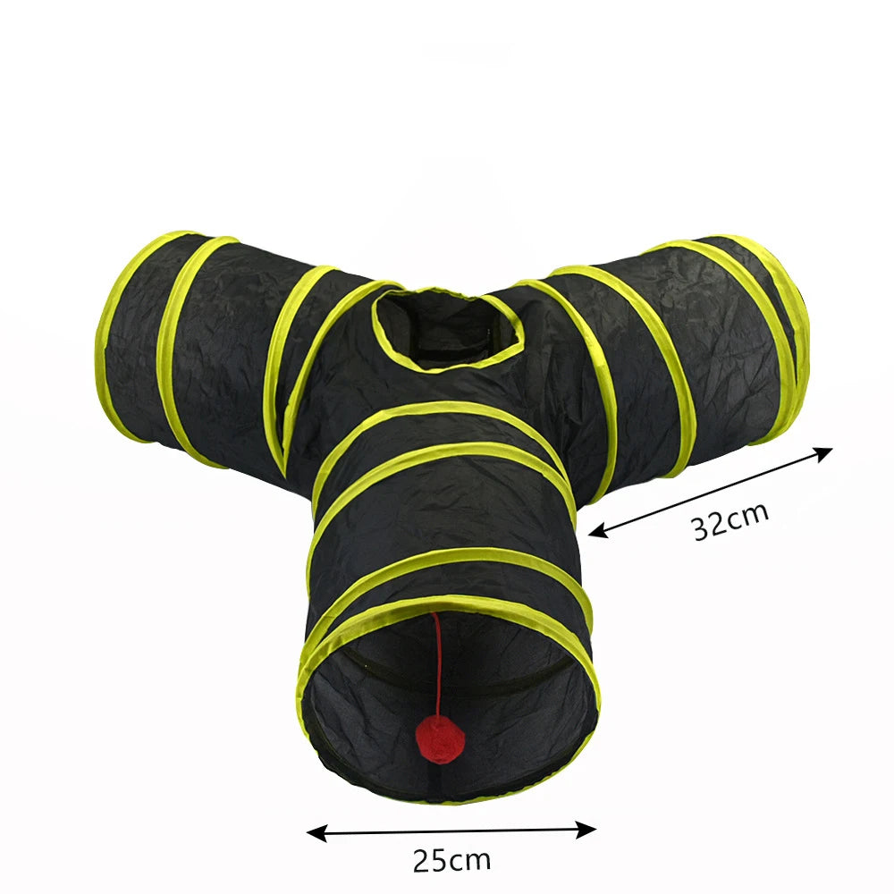 Tunnel de chat noir pliable avec des rayures jaunes et une balle rouge, vue de dessus.