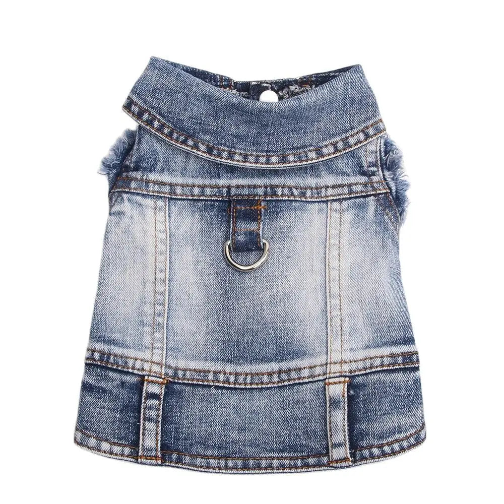 Gilet ou veste en denim bleu clair pour chiens et chats.
