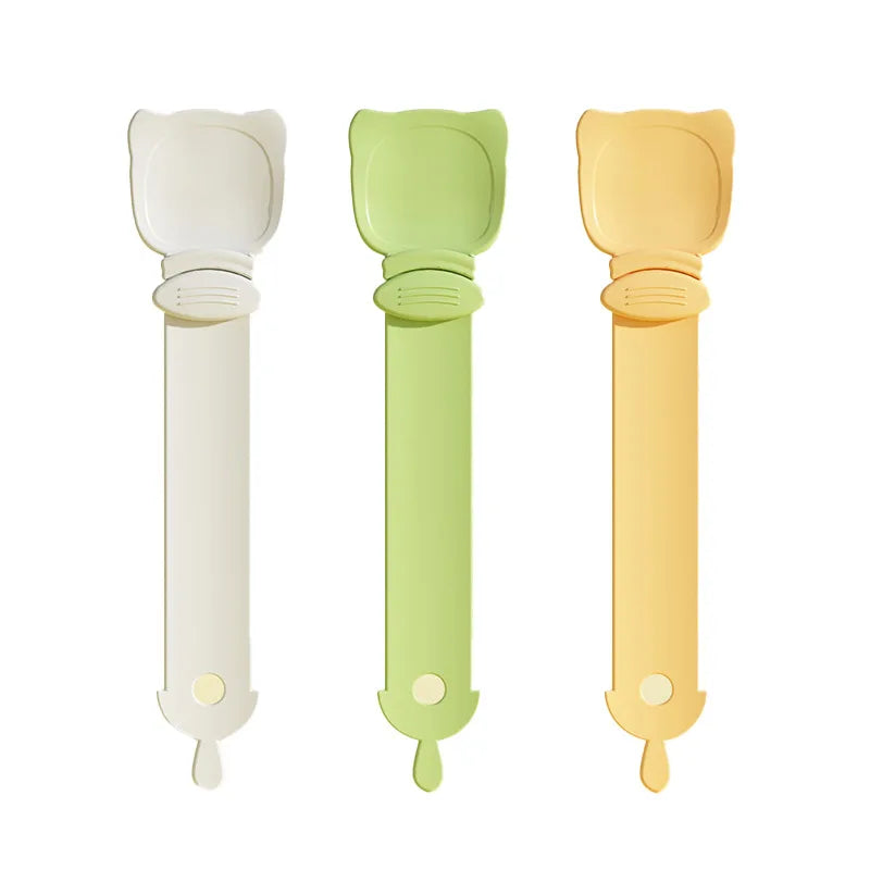 Tres cucharas para alimentador de comida para gatos de mango largo en blanco, verde claro y amarillo.