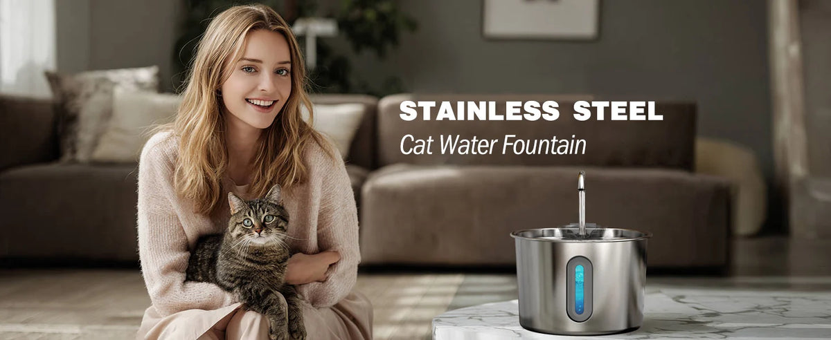 Une femme tient un chat tandis qu'une fontaine à eau pour chat en acier inoxydable se trouve sur une table.