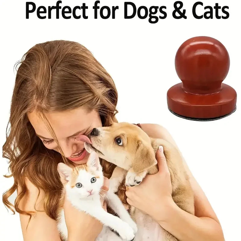 Eine Frau hält einen kleinen Hund und benutzt eine ergonomische Holznagelfeile für Hunde und Katzen.