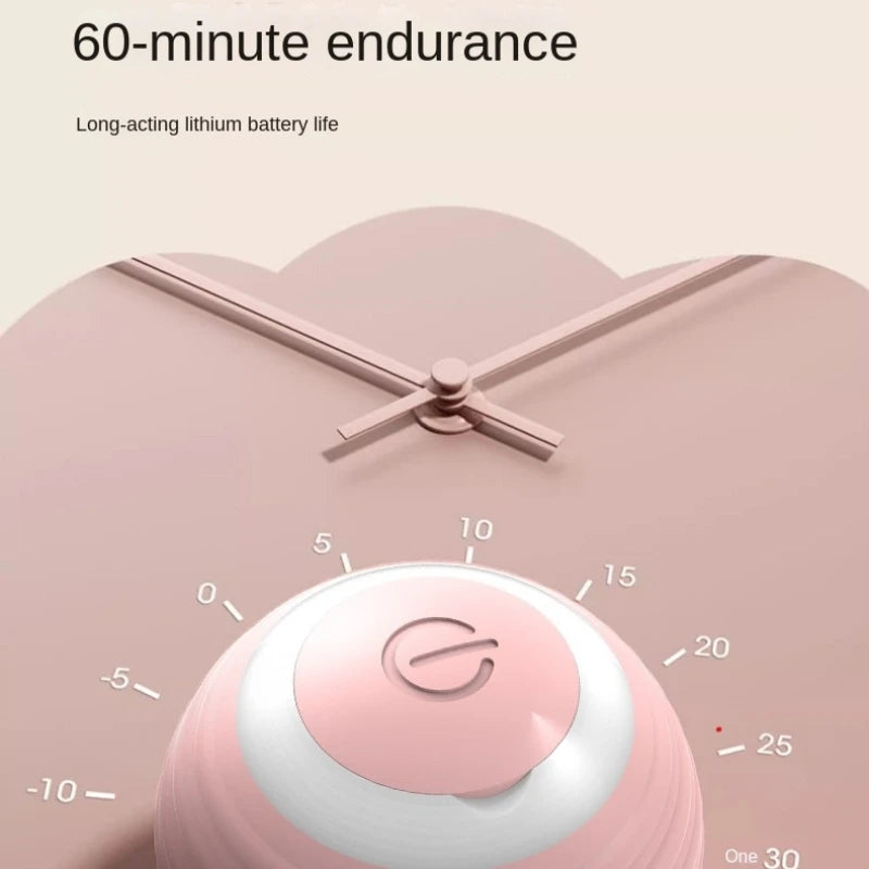 Nahaufnahme eines rosa, automatischen interaktiven Katzenspielballs mit zifferblattartiger Darstellung