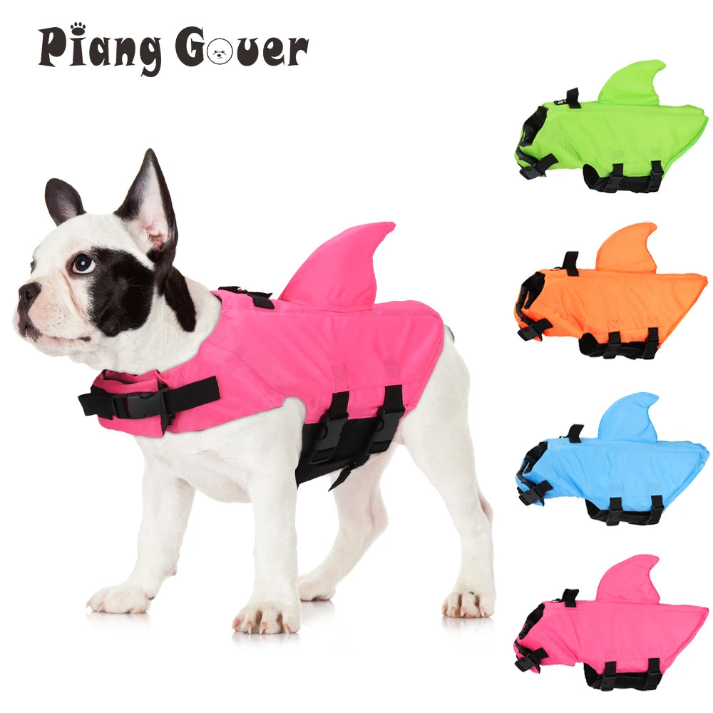 Pinkes Hundeflottvest-Jacke zum Schwimmen, gezeigt auf einem weißen Hund.