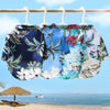 Exposition de t-shirts de plage pour chiens colorés de style hawaïen accrochés sur une barre en bois, avec un fond de ciel bl