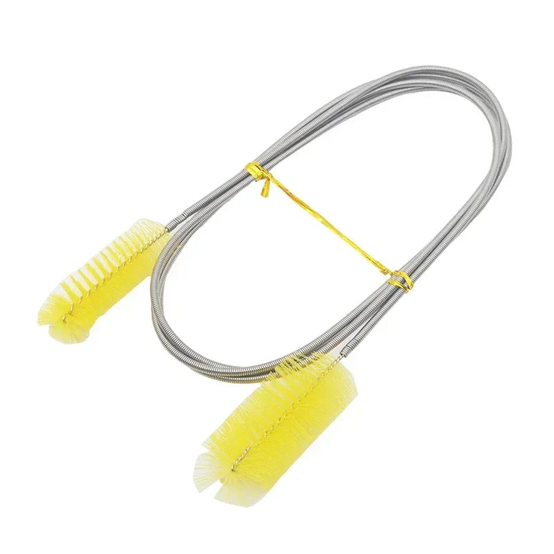 Flexibler Silikon-Aquarienfilter und Saugbürste mit gelben Borsten.